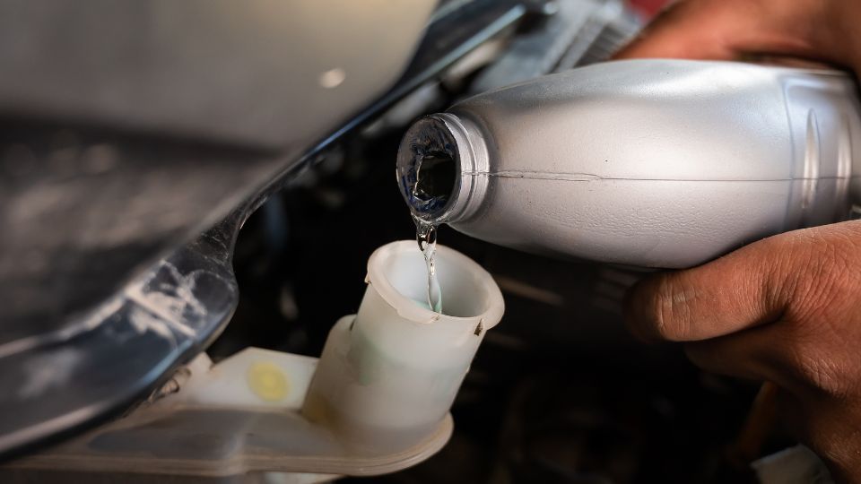 Cum pot umple lichidul de frână în mașina mea?