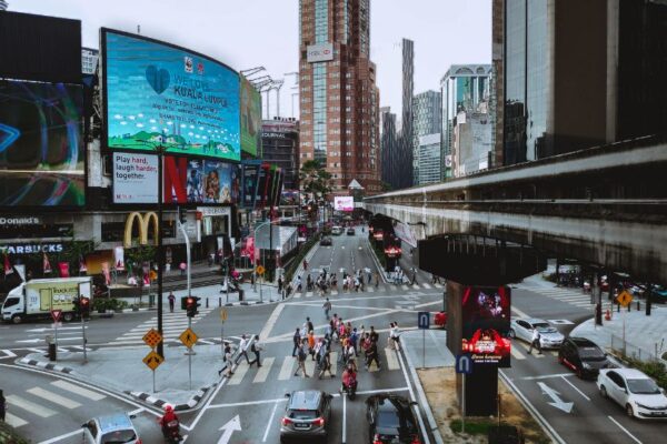 Cele mai bune aplicații pentru șoferi în 2025 (Waze, anti-radar, parcare).